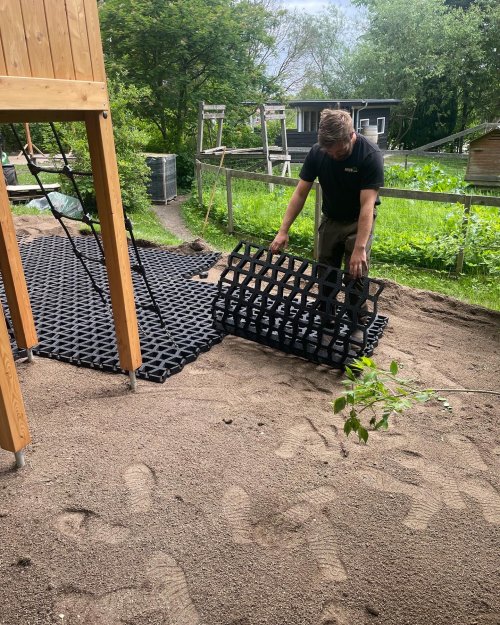 playnsafe_rubber_playground_fall_grass_mats_installation_on_playground_img_853.jpg (132 KB)