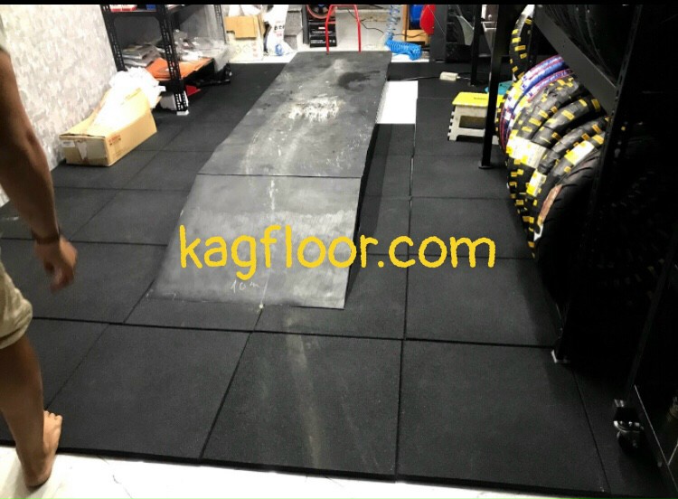 Sàn cao su lót khu sửa xe