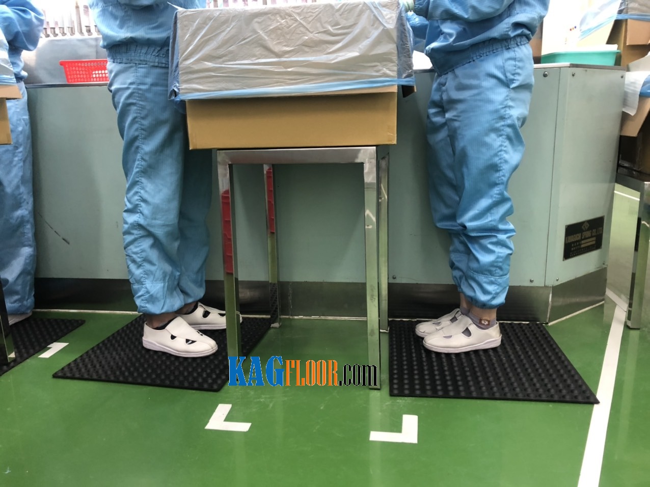 Thảm cao su làm việc, giúp nhân viên không tiếp xúc trực tiếp với đất, tăng tính an toàn