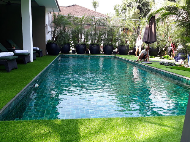 Vật liệu chống trơn hồ bơi