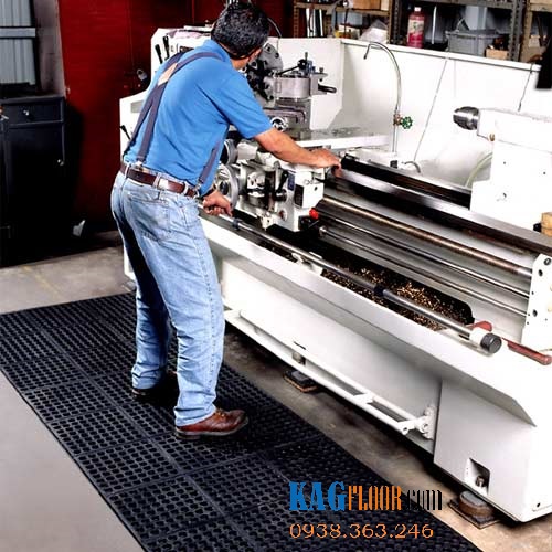 Vì sao công nhân nên được trang bị thảm cao su chống mỏi