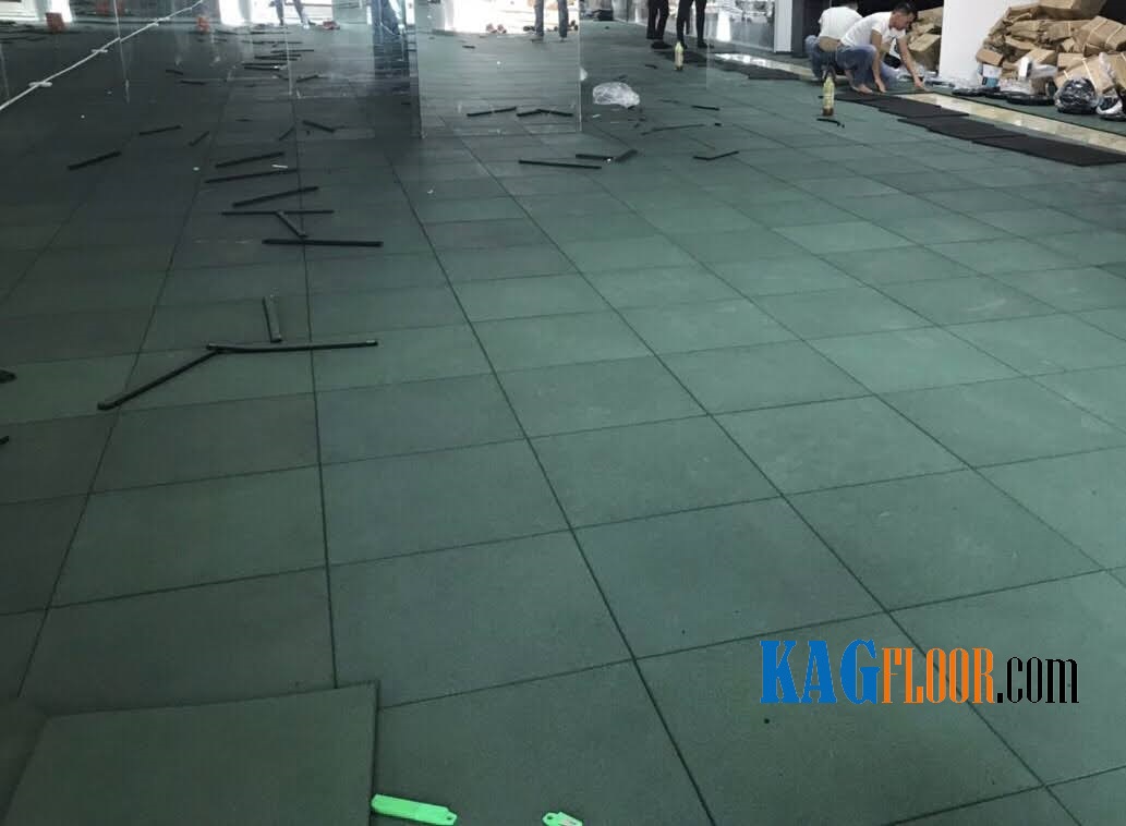 Vì sao lắp sàn cao su phòng gym có mùi hôi?