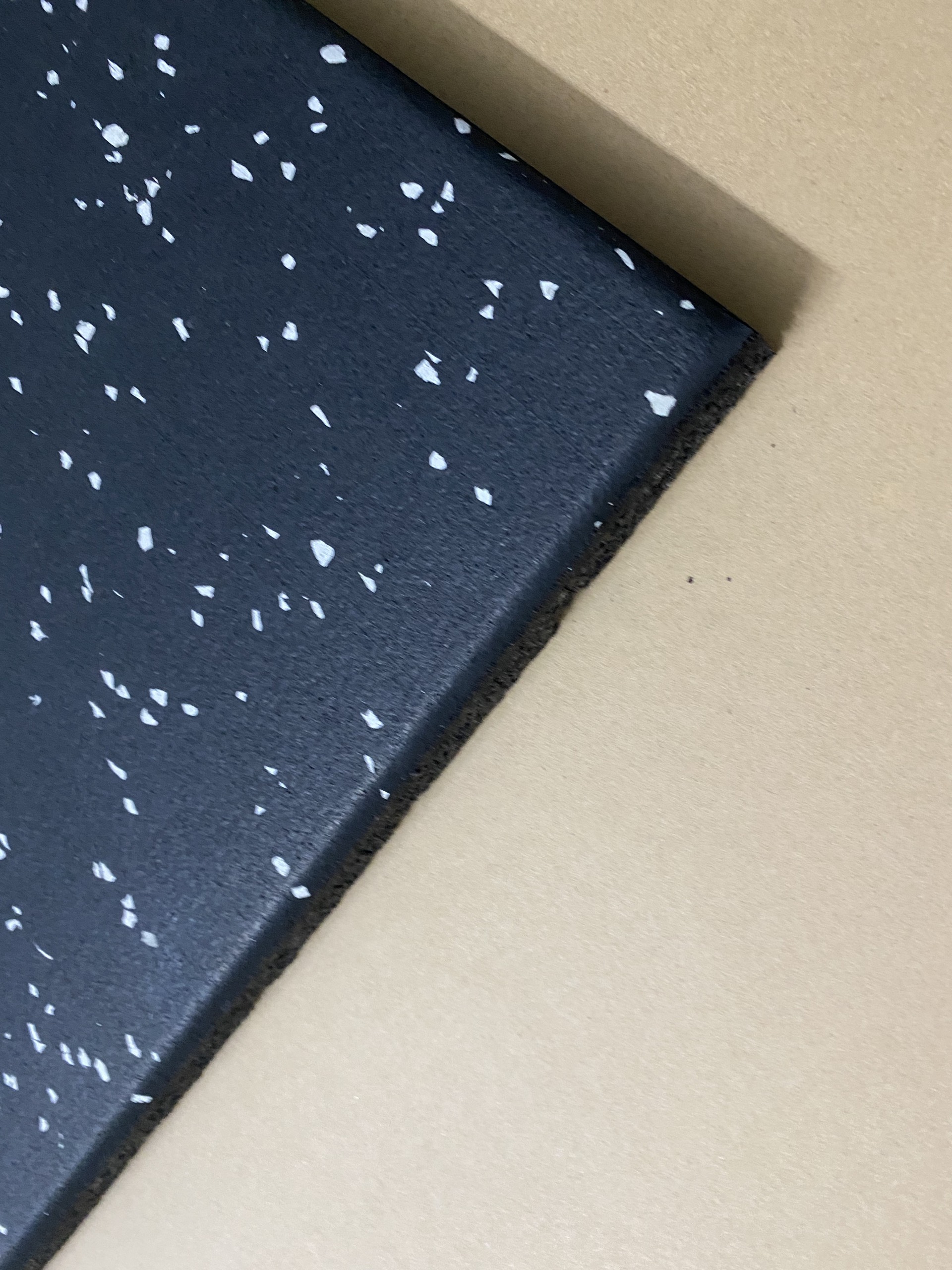 Tấm lót sàn cao su 1000x1000x20mm, bề mặt C4 chấm xám trắng